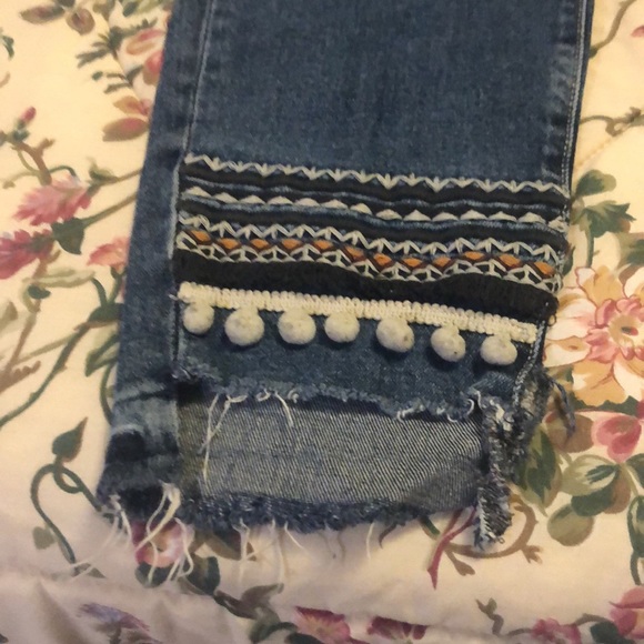 Skinny ripped jeans, embroidered edges, five pokets - Picture 2 of 4